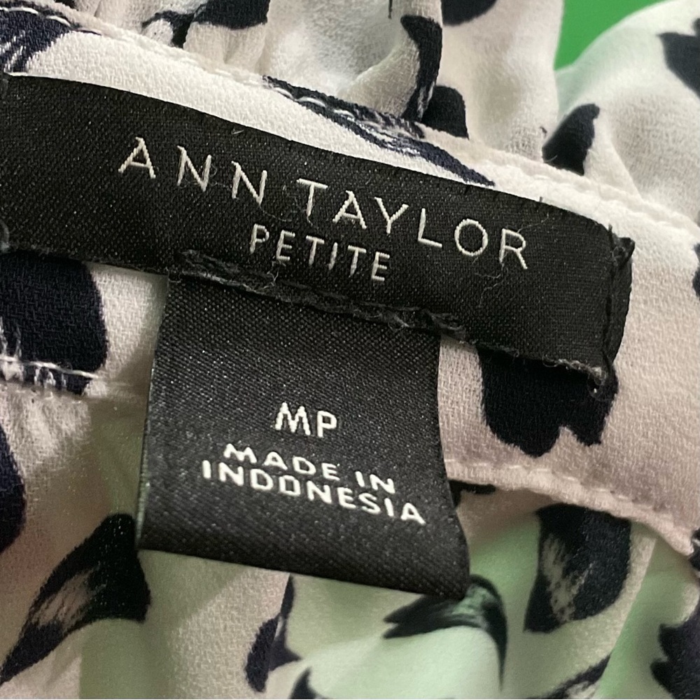 🎉🌺HP for Everything Petite Posh 🎊 🎉 Ann Taylor Petite button front blouse - Picture 10 of 11